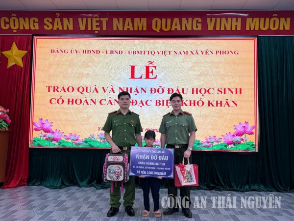 Chi đoàn Công an xã Yên Phong trao quà, nhận đỡ đầu học sinh có hoàn cảnh khó khăn