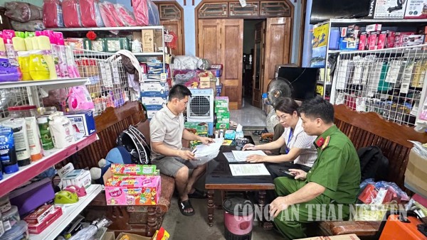 Công an xã Yên Thịnh phối hợp kiểm tra vệ sinh an toàn thực phẩm dịp Tết Trung thu