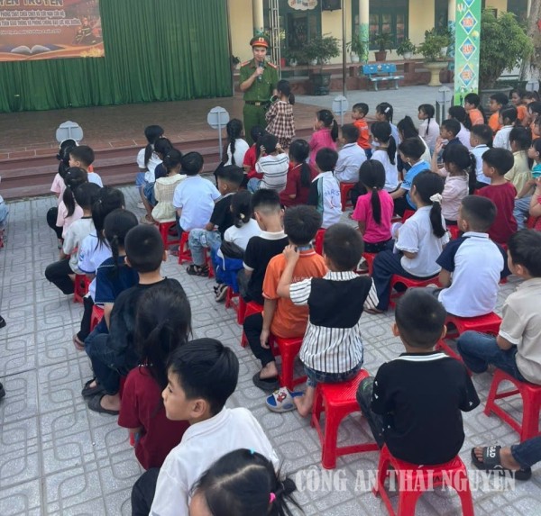 Công an xã Yên Trạch tuyên truyền pháp luật về trật tự, an toàn giao thông cho học sinh