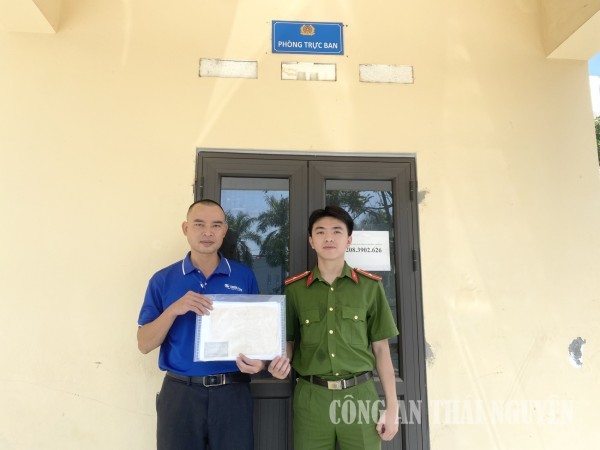 Công an phường Vạn Xuân trao trả tài sản, giấy tờ cho gia đình thân nhân liệt sĩ