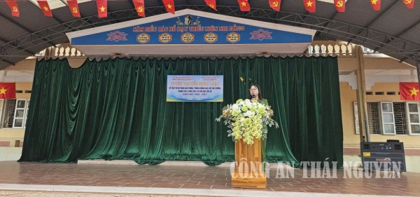 Cán bộ Công an xã tuyên truyền pháp luật.