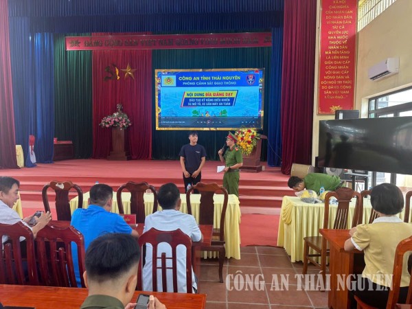 Cán bộ Công an xã Điềm Thụy tuyên truyền, hướng dẫn các quy định và kỹ năng tham gia giao thông an toàn cho người dân, đoàn viên, thanh niên và học sinh