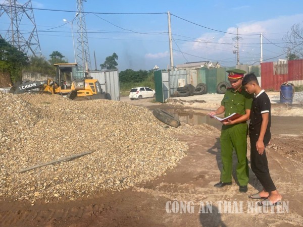 Công an phường Bách Quang tuyên truyền pháp luật tại các cơ sở kinh doanh vật liệu xây dựng