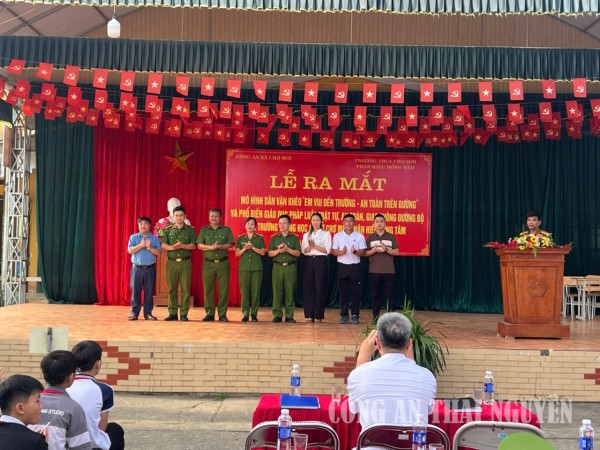 Ra mắt mô hình "Em vui đến trường - An toàn trên đường"’
