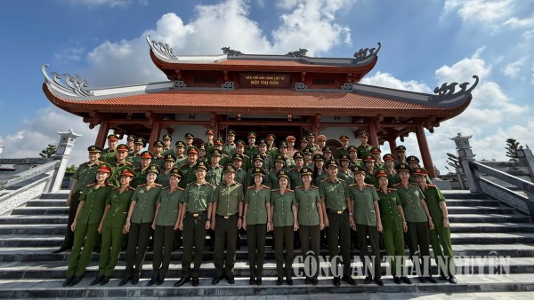 Sinh hoạt chính trị tại tại Khu lưu niệm Anh hùng, liệt sĩ Bùi Thị Cúc