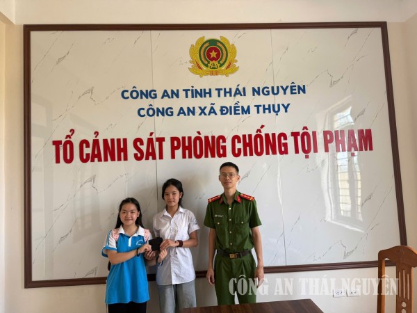 Công an xã Điềm Thụy hỗ trợ trao trả tài sản đánh rơi cho người dân