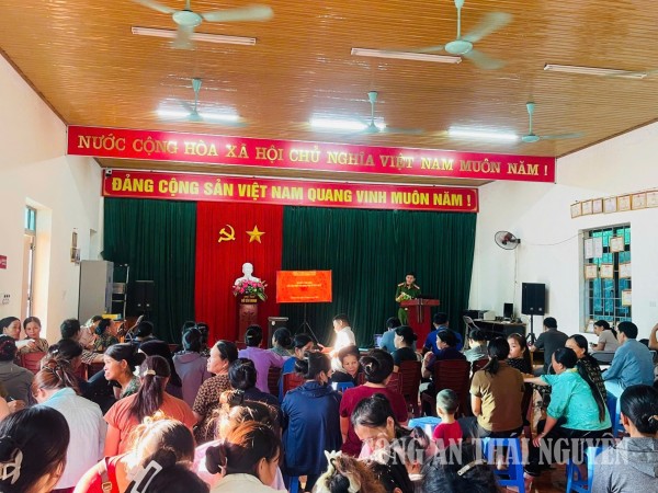 Công an xã Nghiên Loan tuyên truyền, phổ biến pháp luật về trật tự, an toàn giao thông