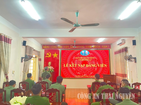 Chi bộ Công an xã Cao Minh kết nạp đảng viên cho 02 quần chúng ưu tú