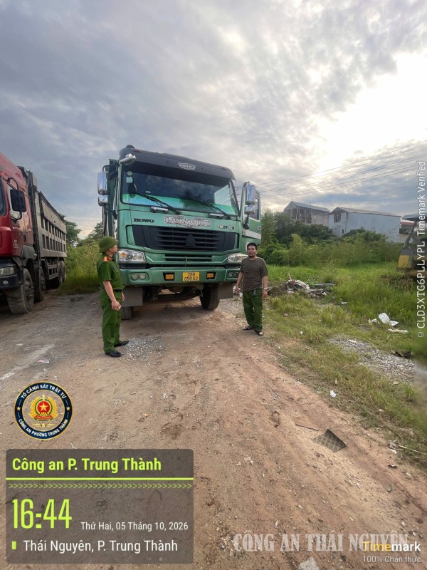Công an phường Trung Thành thực hiện rà soát, làm sạch dữ liệu phương tiện giao thông cơ giới.