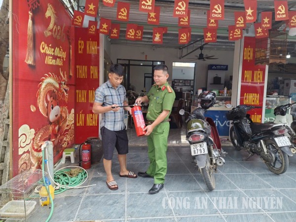 Công an xã Lam Vỹ tuyên truyền phòng cháy, chữa cháy đối với các hộ có nhà ở kết hợp sản xuất, kinh doanh
