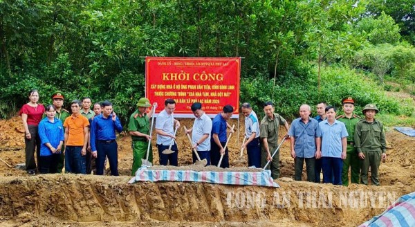 Công an xã Phú Lạc chung tay hỗ trợ nhân dân xóa nhà tạm, nhà dột nát.