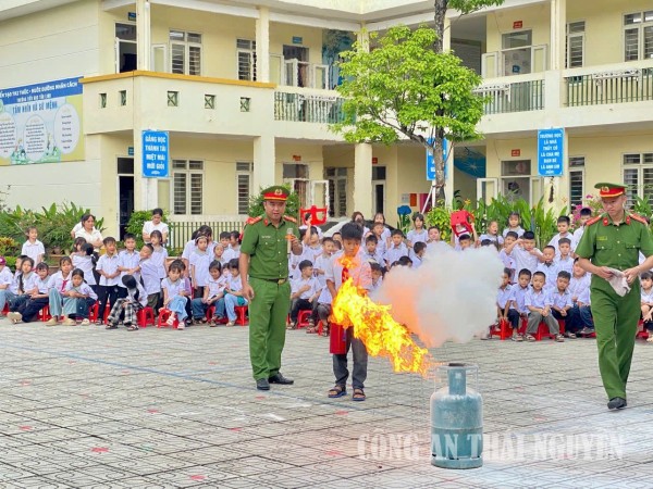 Công an xã Phú Lạc tuyên truyền kỹ năng phòng cháy, chữa cháy cho học sinh