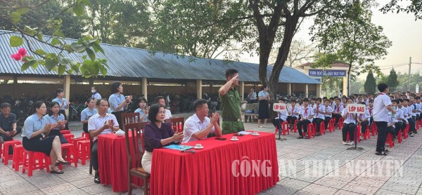 Công an xã Tân Cương tuyên truyền pháp luật và kỹ năng phòng cháy, chữa cháy tại các trường học