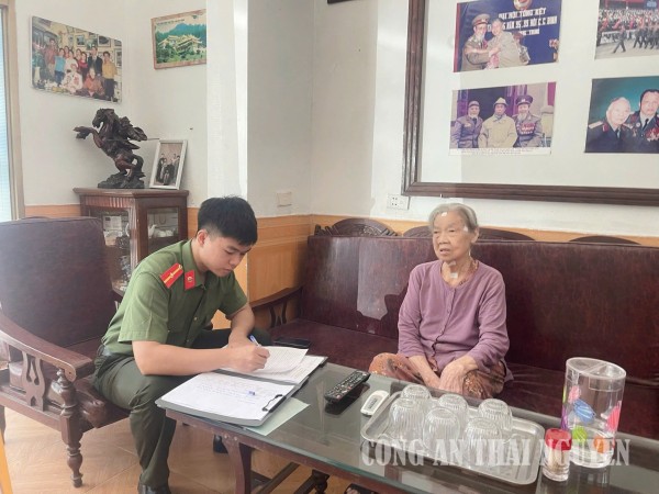 Công an phường Phan Đình Phùng hướng dẫn khai báo tạm trú cho người nước ngoài