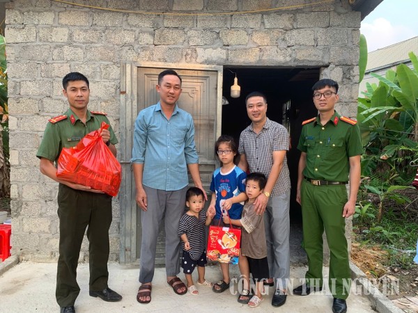 Công an phường Bách Quang thăm, tặng quà các em nhỏ có hoàn cảnh khó khăn trên địa bàn