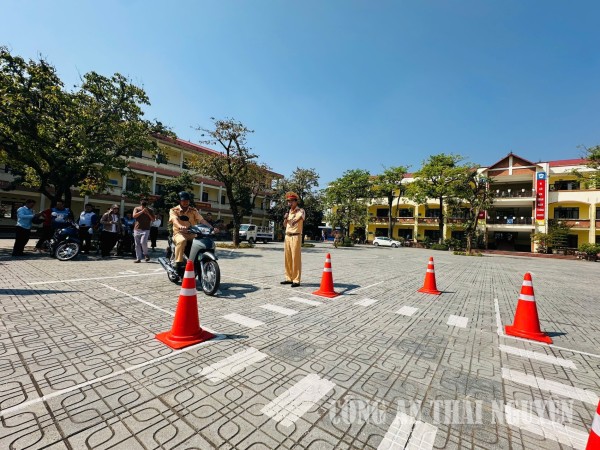 Gần 200 cán bộ, công chức, viên chức và nhân dân được đào tạo kỹ năng lái xe an toàn