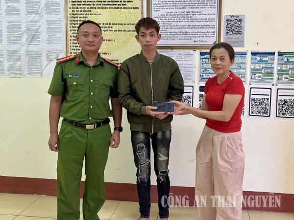 Công an phường Bách Quang nhanh chóng xác minh, trao trả lại tài sản cho công dân.