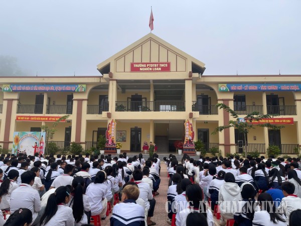 Công an xã tuyên truyền pháp luật cho học sinh.