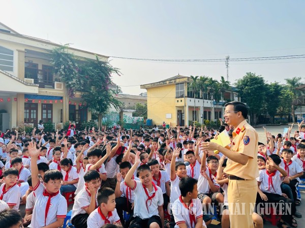 Nâng cao ý thức chấp hành pháp luật trật tự an toàn giao thông tại trường học