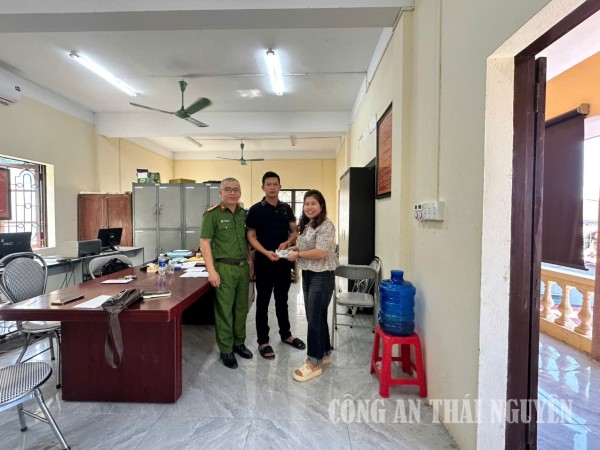 Công an xã Trần Phú hỗ trợ người dân nhận lại tài sản bỏ quên