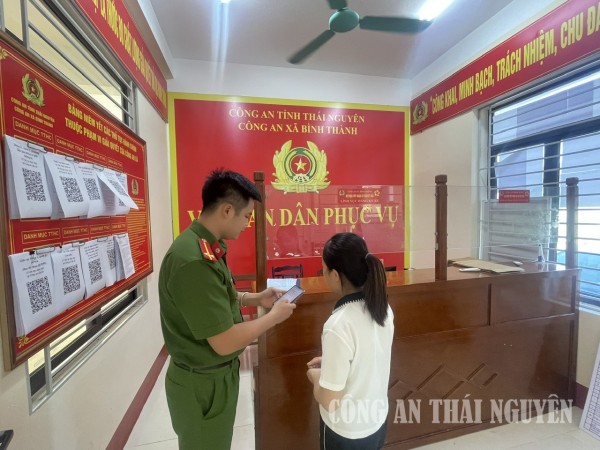 Công an xã Bình Thành hướng dẫn công dân tích hợp các loại giấy tờ trên ứng dụng VNeID