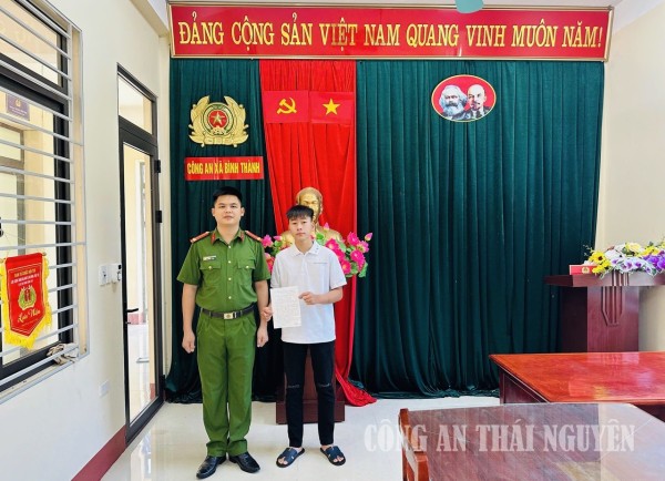 Cán bộ Công an xã tiếp nhận đơn tình nguyện tham gia nghĩa vụ Công an nhân dân