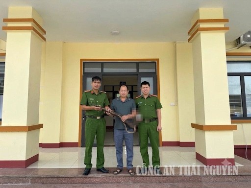 Công an xã Bình Thành tuyên truyền, vận động thu hồi vũ khí, vật liệu nổ