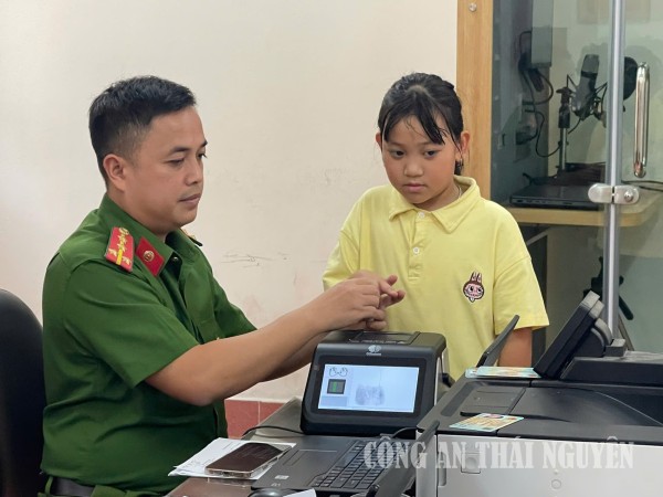 Công an phường Phan Đình Phùng tích cực cấp thẻ căn cước cho trẻ em dưới 14 tuổi