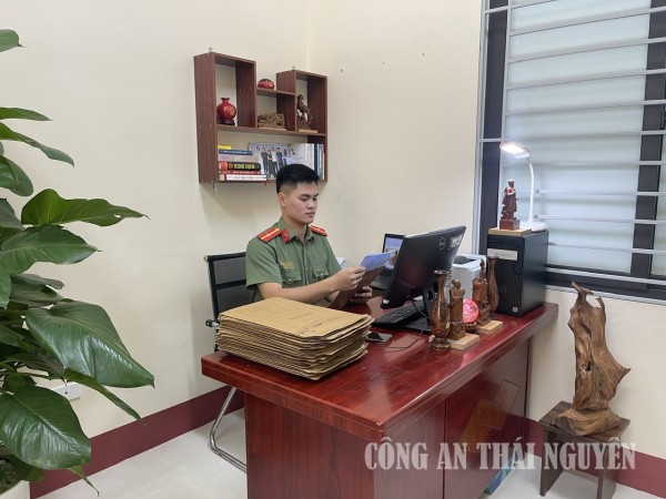 Công an xã Bình Thành số hóa tàng thư cư trú, căn cước