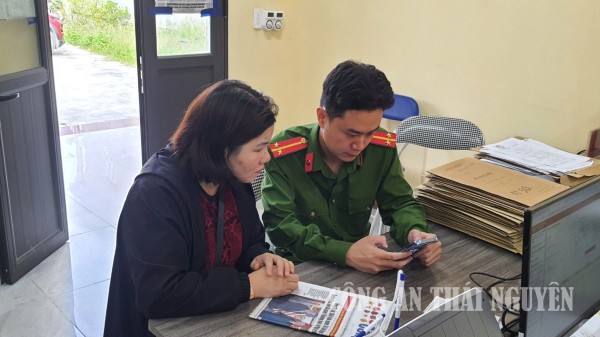 Công an xã Kim Phượng hướng dẫn người dân thực hiện thủ tục hành chính trực tuyến