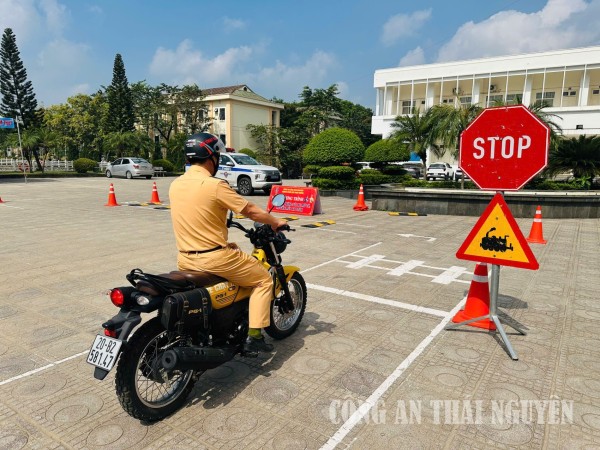 Hơn 600 cán bộ, giảng viên và sinh viên được trang bị kỹ năng lái xe an toàn