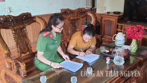 Cán bộ Công an xã hướng dẫn thân nhân liệt sĩ thực hiện kê khai thông tin thu nhận mẫu ADN