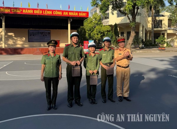 Trường Văn hóa CAND I phối hợp tổ chức chuyên đề đào tạo kỹ năng lái xe máy điện an toàn cho học sinh
