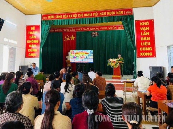 Công an xã tuyên truyền pháp luật về PCCC.
