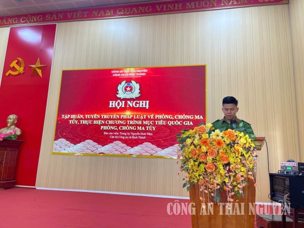 Cán bộ Công an xã tuyên truyền pháp luật về phòng, chống ma túy