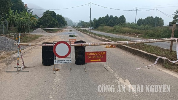 Phân luồng giao thông trên tuyến Quốc lộ 3B do sụt lún mặt đường tại xã Na Rì