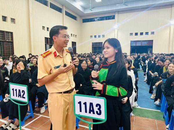 Tuyên truyền pháp luật về an toàn giao thông cho 600 giáo viên và học sinh tham gia