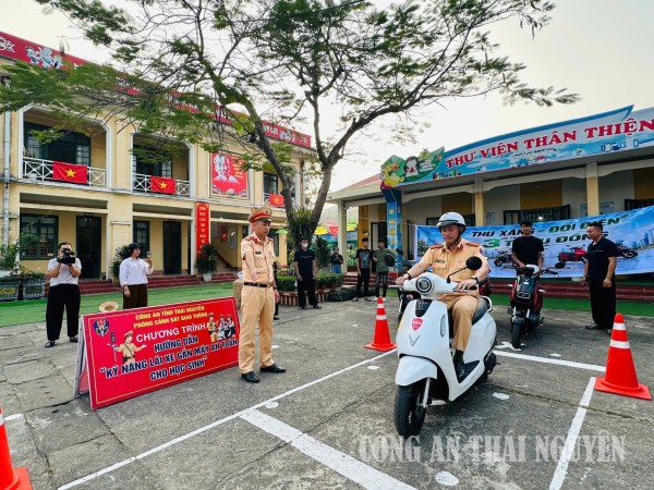 Đào tạo kỹ năng lái xe mô tô, xe gắn máy an toàn cho nhân dân xã Thanh Thịnh