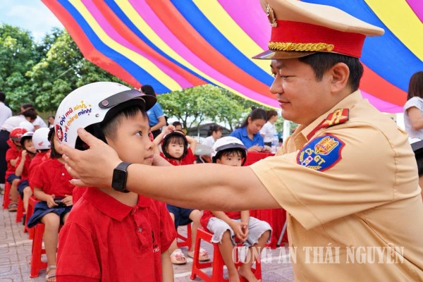 Trao tặng mũ bảo hiểm cho học sinh