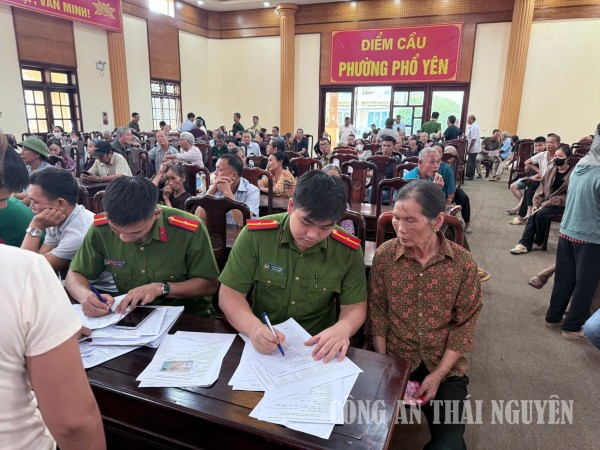 Cán bộ Công an xã hướng dẫn thân nhân liệt sĩ kê khai thông tin trước khi thu nhận mẫu ADN