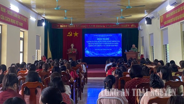 Cán bộ Công an xã tuyên truyền về an ninh mạng