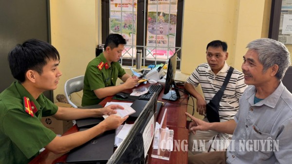 Công an xã Kim Phượng hướng dẫn công dân thực hiện khai báo tạm trú cho người nước ngoài