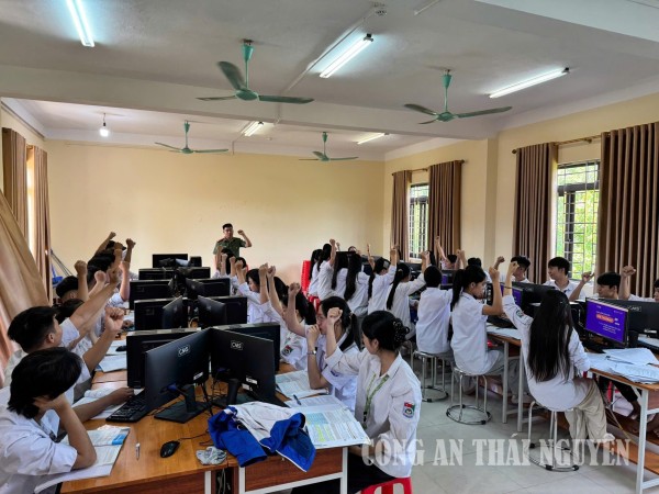 Công an xã Phú Thịnh tuyên truyền, hưởng ứng chiến dịch "Không một mình" tại Trường THPT Nguyễn Huệ