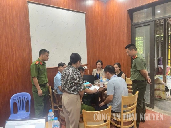 Công an xã Thần Sa kiểm tra các cơ sở kinh doanh có điều kiện về an ninh, trật tự