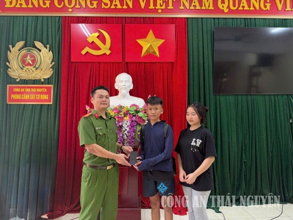 Nhặt được điện thoại đánh rơi, chiến sĩ Cảnh sát cơ động tận tình tìm người trao trả