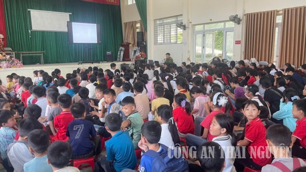 Công an xã Bằng Vân tuyên truyền pháp luật về ma túy, hướng dẫn kỹ năng lái xe an toàn tại trường học