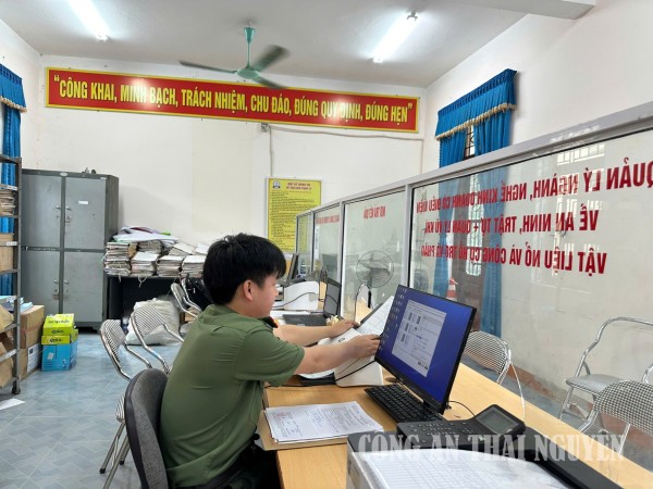 Cán bộ Công an xã Thần Sa thực hiện số hóa tàng thư cư trú