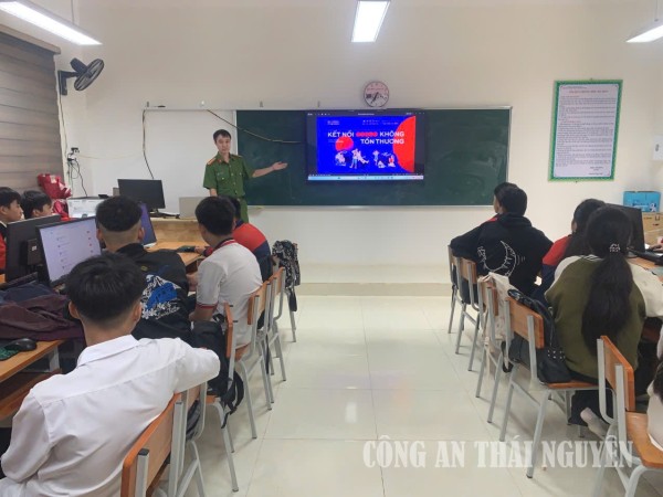 Cán bộ Công an xã tuyên truyền chiến dịch "Không một mình" tại lớp học.