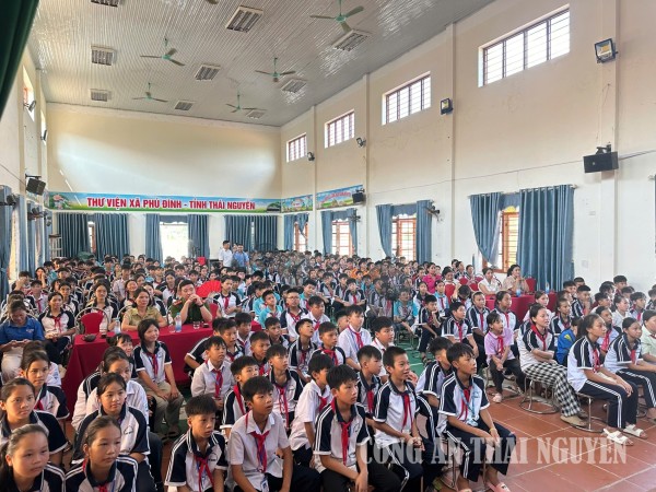 Công an xã Phú Đình tuyên truyền pháp luật về trật tự, an toàn giao thông cho giáo viên, học sinh