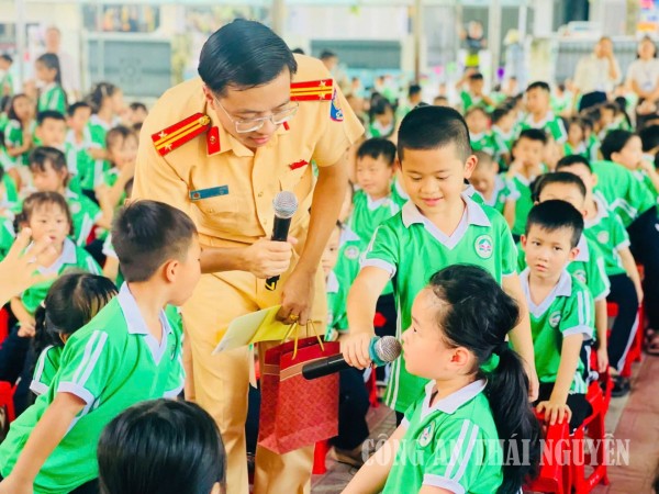 Tuyên truyền an toàn giao thông bằng hình thức “sân khấu hóa” cho 2.230 giáo viên và học sinh